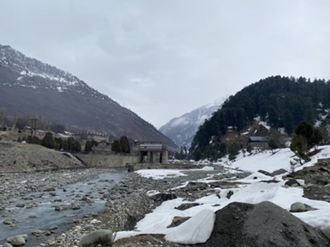 ❄️ Kashmir Winter Travel Essentials (Soft, Warm & Practical)